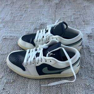 Women’s Nike AJ retro 1 low size 6